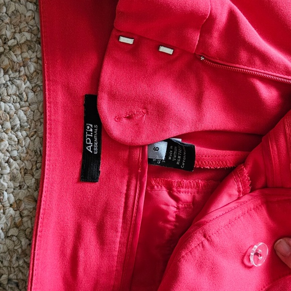 Apt9 Red crops - Picture 3 of 5